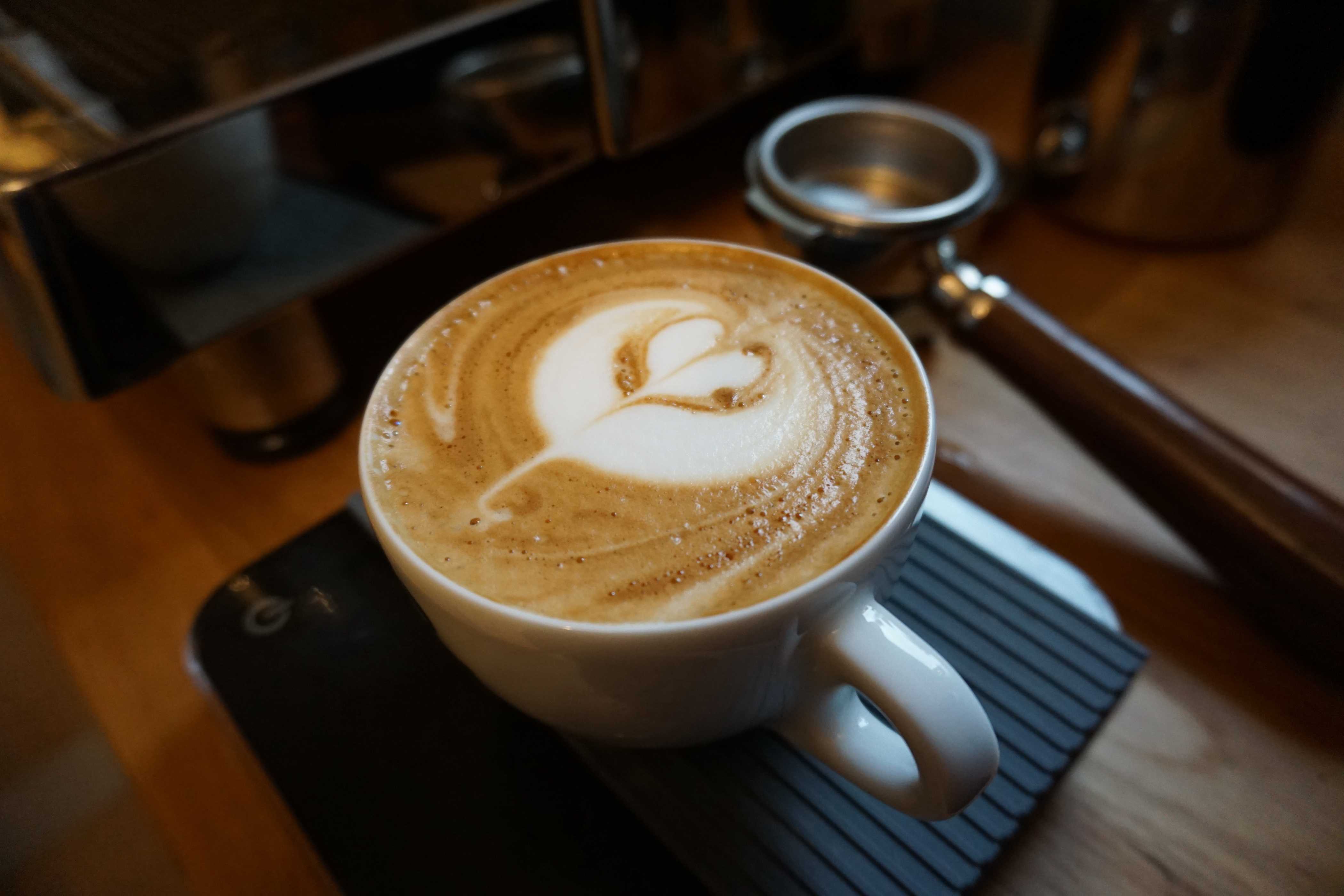 CafeLatte zu Hause genießen mit Siebträger und Waage latte art herz