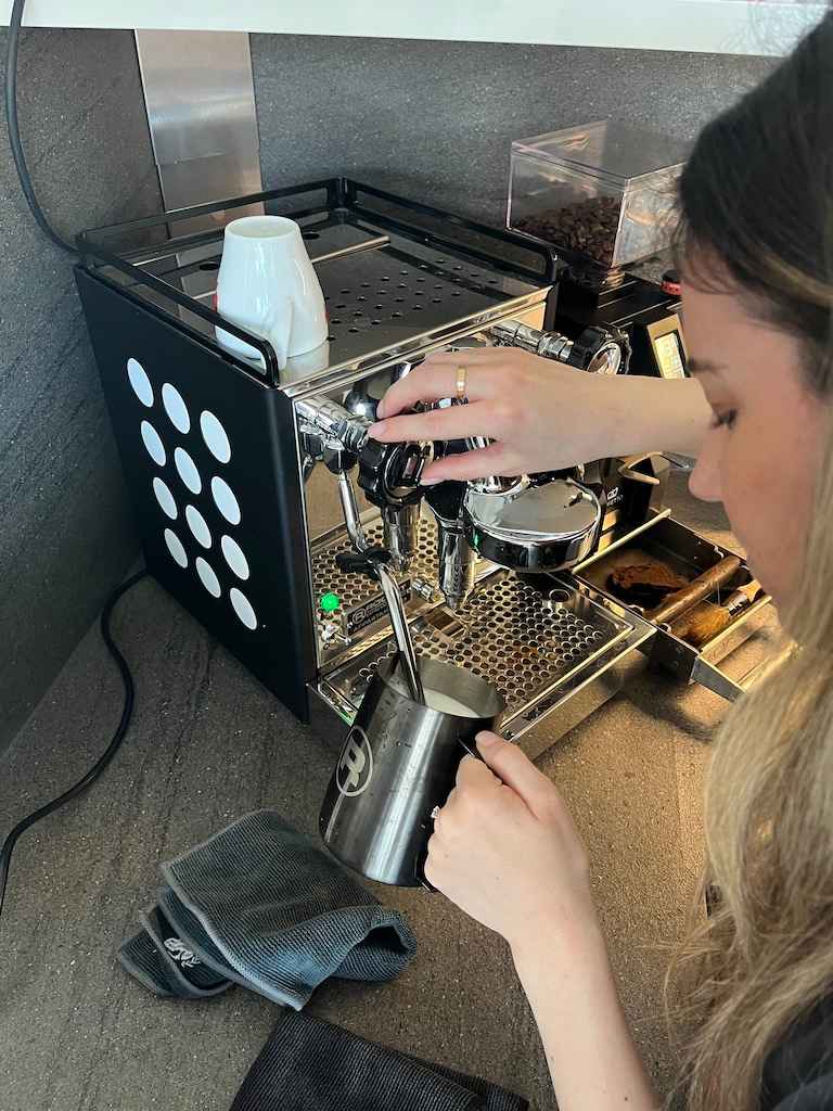 Caffeinity Kundin bei Kaffee zubereiten zu Hause